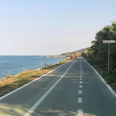 Semesterbostad Hide By The Sea *